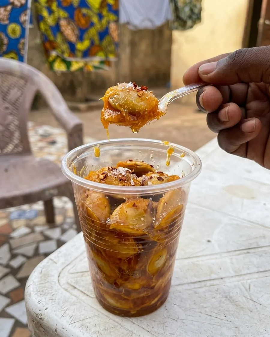 Madd préparé dans son sirop, avec sucre et piment, servi à la cuillère
